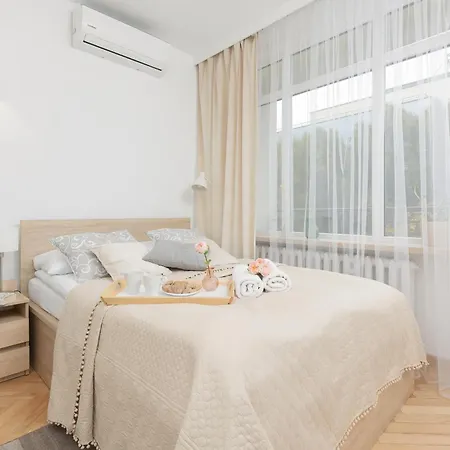 Bright Srodmiescie By Renters *