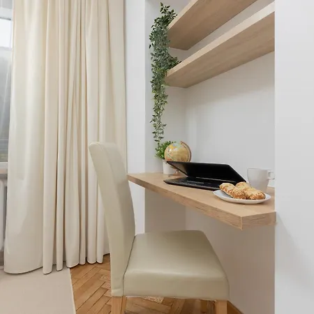 Bright Srodmiescie By Renters * Warsaw